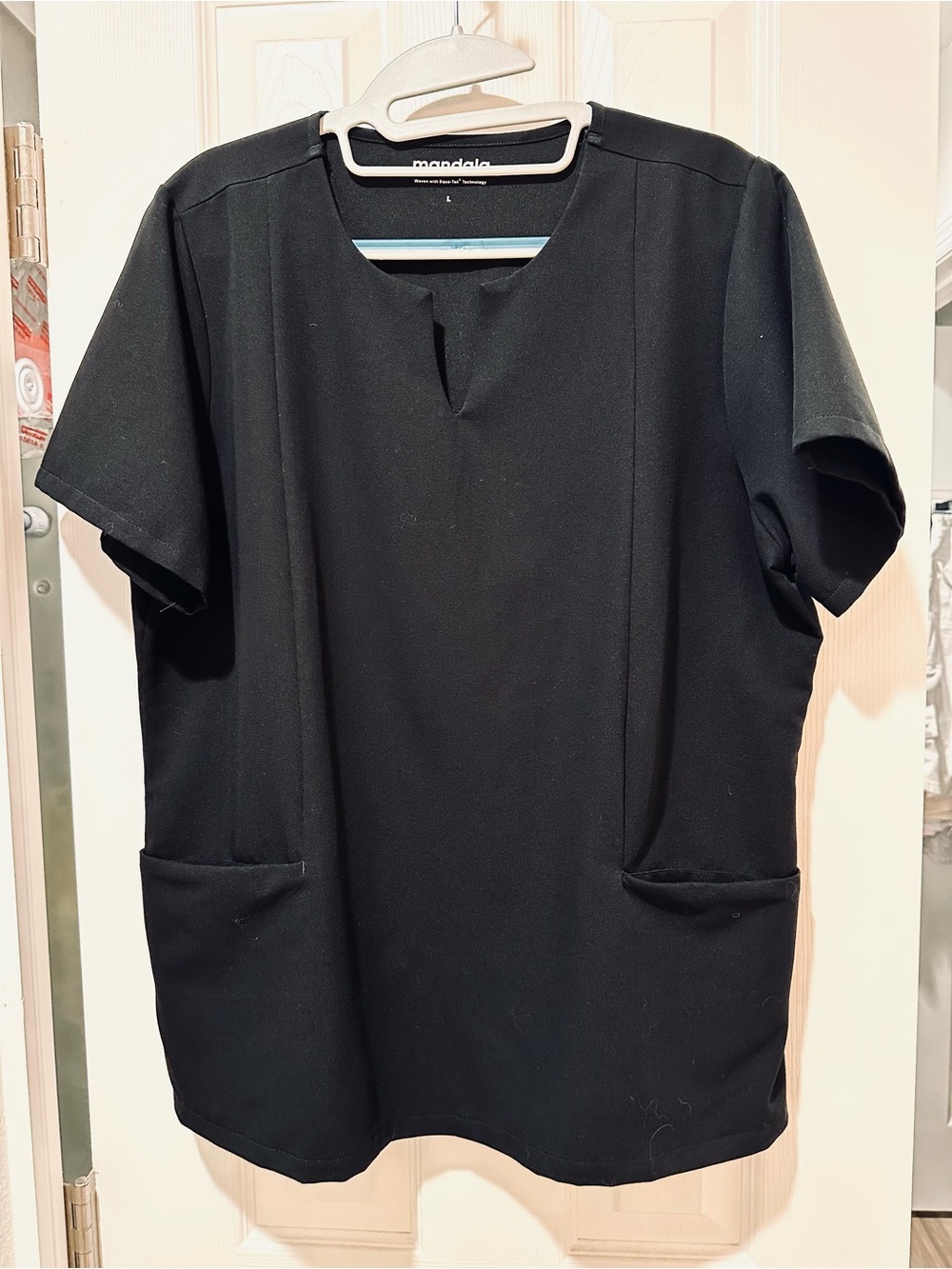 Mandala 5 Pocket Notch Neck Scrub Top • Black • Size Large